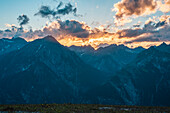 Sonnenuntergang in den Alpen, Ausblick von der Venet-Bergstation, Europäischer Fernwanderweg E5, Alpenüberquerung, Zams, Tirol, Österreich