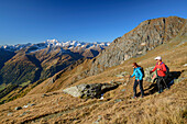Mann und Frau beim Wandern steigen auf zur Bonn-Matreier-Hütte, Lasörling im Hintergrund, Virgental, Hohe Tauern, Nationalpark Hohe Tauern, Osttirol, Österreich