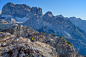 Frau beim Wandern mit Zwölferkogel im Hintergrund, am Monte Campedelle, Drei Zinnen, Dolomiten, UNESCO Weltnaturerbe Dolomiten, Venetien, Venezien, Italien