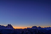 Drei Zinnen und Cristallogruppe in der Morgendämmerung, vom Strudelkopf, Dolomiten, UNESCO Weltnaturerbe Dolomiten, Südtirol, Italien