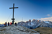 Mehrere Personen am Gipfelkreuz des Strudelkopf mit Cristallogruppe im ersten Licht, vom Strudelkopf, Dolomiten, UNESCO Weltnaturerbe Dolomiten, Südtirol, Italien