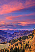 Wolkenstimmung mit rot gefärbten Wolken über Zillertaler Alpen, vom Gadertal, Dolomiten, UNESCO Weltnaturerbe Dolomiten, Südtirol, Italien