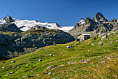 Hütte Rifugio Deffeyes mit Testa del Rutor und Grand Assaly, Rutorgruppe, Grajische Alpen, Aosta, Italien