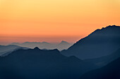 Morgenrot mit Silhouette von Hochgern, Gederer Wand, Kampenwand, Chiemgauer Alpen, Chiemgau, Oberbayern, Bayern, Deutschland