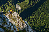 Frau beim Wandern steigt ausgesetzt vom Veliki vrh ab, Veliki vrh, Hochturm, Karawanken, Slowenien, Kärnten, Österreich 