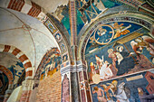 Farbenfrohe Fresken in der Abbazia di Vezzolano, Piemont, Italien, Europa