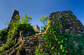 Blick auf die beeindruckende Ruine Niederburg von Kobern-Gondorf im Frühling, Mosel, Rheinland-Pfalz, Deutschland