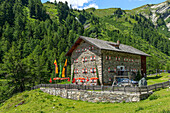 Das Kalser Tauernhaus an einem sonnigen Sommertag, Nationalpark Hohe Tauern, Osttirol, Österreich