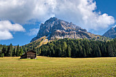 Blick auf die beeindruckende Kulisse des Peiterkofel, Südtirol, Italien, Europa