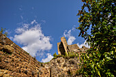 Vor der malerischen Burg von Sovana, Provinz Grosseto, Toskana, Italien, Europa