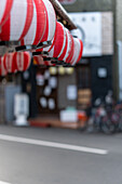Aufgehängte rot-weiße Papierlaternen, Straßenszene in Osaka, Japan, Asien