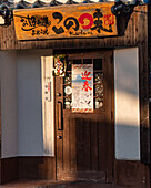 Haustür in Osaka, Straßenszene, Japan, Asien