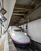 Shinkansen im Bahnhof, Hochgeschwindigkeitszug, Japan, Asien