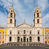 Die Glockentürme und das Portal des Palacio Nacional de Mafra als Klosteranlage im Barockstil, Mafra, Portugal