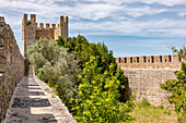 Der südliche Wehrturm der Burgfestung von Obidos, die komplett von einer begehbaren Stadtmauer umgeben ist, Portugal