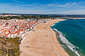 Der Strand von Nazare gesehen vom beliebten Aussichtspunkt Miradouro do Suberco, Portugal