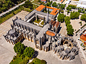 Luftaufnahme vom beeindruckenden Welterbe Kloster Mosteiro da Batalha mit Kirche und Kreuzgang, Portugal