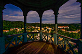 Blick vom Pavillon Mayer-Gloriette im Stadtwald von Karlsbad (Karlovy Vary) auf das Kurzentrum, Tschechische Republik