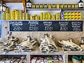 Ein traditionelles Feinkostgeschäft in Lissabon, das getrockneten Kabeljau, Bohnen, Olivenöl und Dosen mit Sardinen und anderem Fisch verkauft