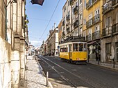 Die berühmte Straßenbahn 28 in Lissabon, Portugal