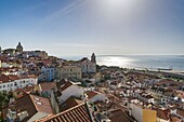 Ansichten von Lissabon, Portugal, während Sie mit der berühmten Tram 28 fahren