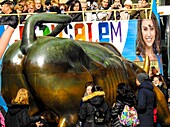 Charging Bull, manchmal auch als Wall Street Bull oder Bowling Green Bull bezeichnet, ist eine Bronzeskulptur, die in Bowling Green im Financial District in Manhattan, New York City, steht.