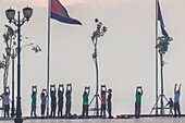 Kambodscha, Phnom Penh, Morgengymnastik am Flussufer des Tonle Sap, Dawn.