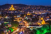 Georgien, Tiflis, Festung Narikala, Skyline der Stadt im hohen Winkel, Abenddämmerung.