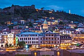 Georgien, Tiflis, Altstadt, erhöhte Ansicht mit Festung Narikala, Abend.