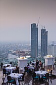 Thailand, Bangkok, Riverside Area, Besucher des Restaurants The Breeze im Lebua Hotel, Abenddämmerung.