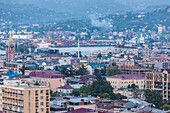 Georgien, Batumi, erhöhte Ansicht der Skyline der Stadt.