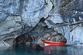 Touristenboot, das die surrealen Marmorhöhlen (Capilla de Marmol), Rio Tranquilo, Aysen, Patagonien, Chile erkundet.