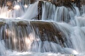 Ein kleiner Wasserfall im Dorf des Karen-Bergvolkes in Chiang Rai, Thailand