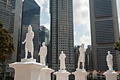 Singapur,Republik Singapur,Asien - Die Statue von Sir Thomas Stamford Raffles wird vorübergehend am Singapore River zusammen mit vier weiteren Statuen historischer Persönlichkeiten im Rahmen des 200. Jahrestages der Ankunft der Briten in Singapur gesehen.