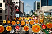 Singapur, Republik Singapur, Asien - Jährliche Straßendekoration für die Feierlichkeiten zum chinesischen Neujahr im Chinatown-Viertel von Singapur entlang der Eu Tong Sen Street und der New Bridge Road.
