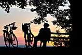 Fahrräder bei Sonnenuntergang, Bodensee, Bayern, Deutschland