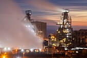 Das Tata-Stahlwerk in Port Talbot in Südwales wurde an einem Abend Mitte Februar in der Dämmerung von einem Abschnitt des Wales Coast Path im Landesinneren aufgenommen.