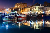 Fischerboote im Hafen von Padstow an der Nordküste von Cornwall, aufgenommen mit einer Langzeitbelichtung an einem Abend Ende Januar.