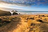 Der Strand und die Carter Rocks in Holywell Bay an der Nordküste von Cornwall, eingefangen von den Sanddünen an einem Abend Ende Februar.