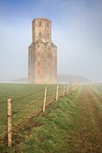 Der Horton Tower in East Dorset, aufgenommen vom angrenzenden Fußweg an einem nebligen Morgen Mitte April.
