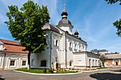 Kiew, Ukraine - 10. Mai 2015: Refektorium mit der Kirche des Heiligen Geistes (1631) in der Kiew-Mohyla-Akademie im historischen Viertel namens Podol (Podol), Innenstadt von Kiew.