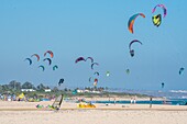 Drachen fliegen hoch über der Küste von Tarifa, Cadiz, Andalusien, Spanien.