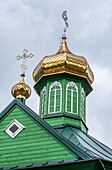 Detailansicht der verzierten grünen und goldenen Turmspitze auf der russisch-orthodoxen Kirche (Cerkiew Š›w. Michala Archaniola w Trzesciance) im Land der offenen Fensterläden, Trzescianka, Polen.