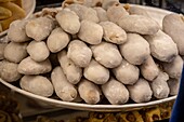Köstliche Desserts aus dem Nahen Osten zum Verkauf auf dem Outdoor-Marktplatz, Marrakesch, Marokko.