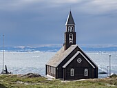 Zions Kirche. Stadt Ilulissat am Ufer der Diskobucht in Westgrönland, Zentrum für Tourismus, Verwaltung und Wirtschaft. Der nahegelegene Eisfjord gehört zum UNESCO-Weltkulturerbe. Amerika, Nordamerika,.
