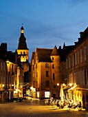 Place de la Liberte bei Nacht, Sarlat-la-Canéda, Departement Dordogne, Nouvelle-Aquitaine, Frankreich.