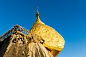 Myanmar (früher Burma). Kyaiktiyo. Zustand Mo. Heilige Stätte des goldenen Felsens.