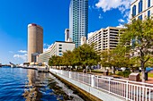 Tampa Riverwalk ein Fußgängerweg entlang des Hillsborough River in der Innenstadt von Tampa, Florida.