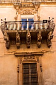 Balkon des Palastes Villadorata, Noto, Siracusa, Sizilien, Italien.