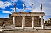 Neapel, Kampanien, Italien. Pompeji war eine antike Römische Stadt in der Nähe des modernen Neapel in der Region Kampanien Italien, auf dem Gebiet der Gemeinde Pompeji. Pompeji ist UNESCO-Weltkulturerbe und eine der beliebtesten Touristenattraktionen Italiens.